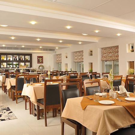 Hotel Niharika Calcutta Buitenkant foto