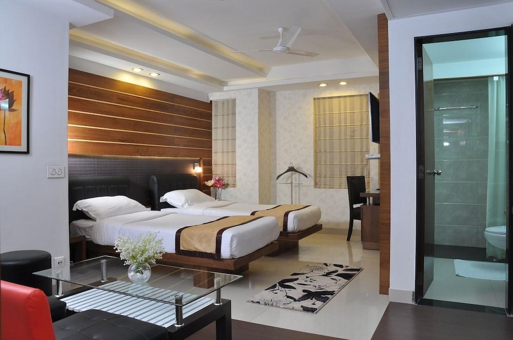Hotel Niharika Calcutta Buitenkant foto