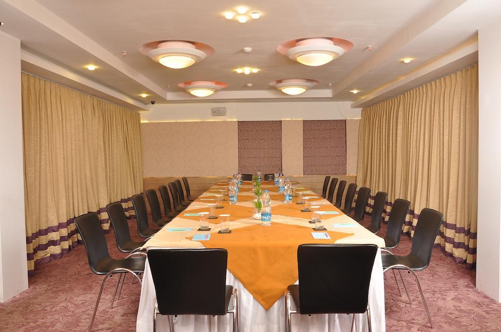 Hotel Niharika Calcutta Buitenkant foto