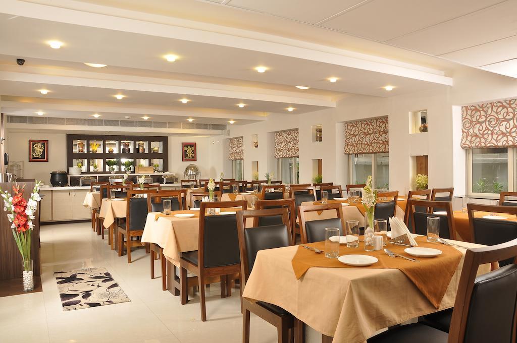 Hotel Niharika Calcutta Buitenkant foto