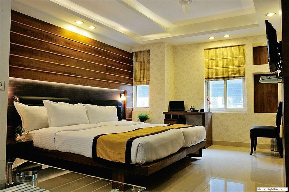 Hotel Niharika Calcutta Buitenkant foto