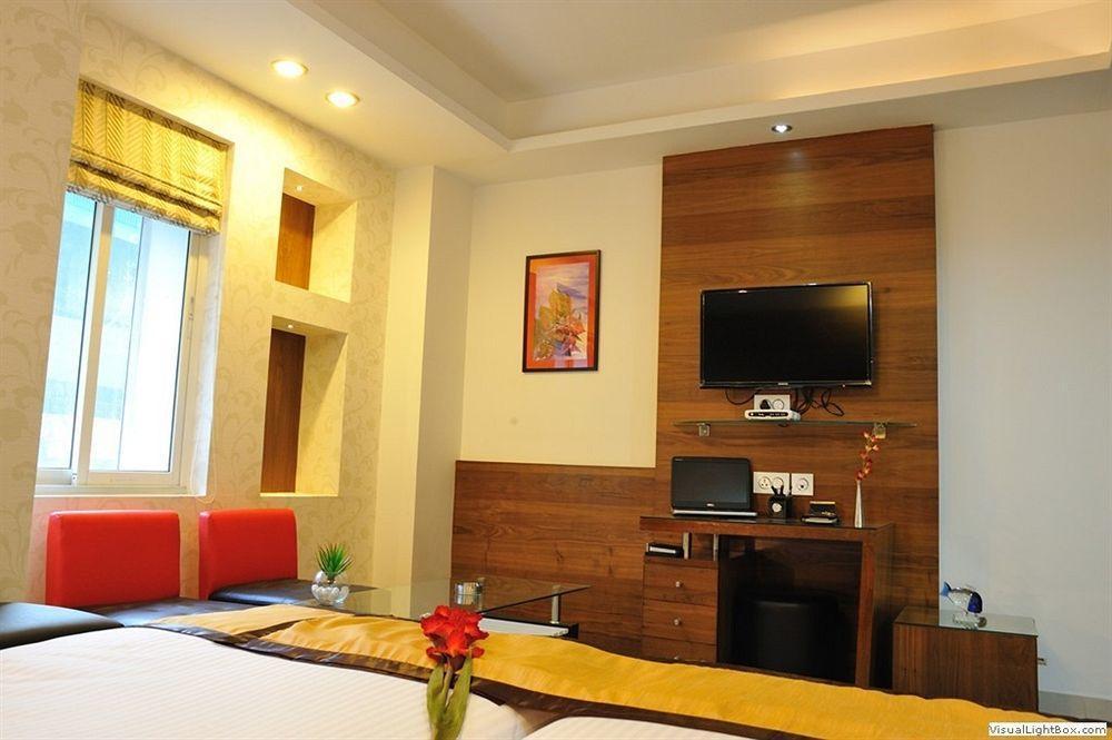 Hotel Niharika Calcutta Buitenkant foto