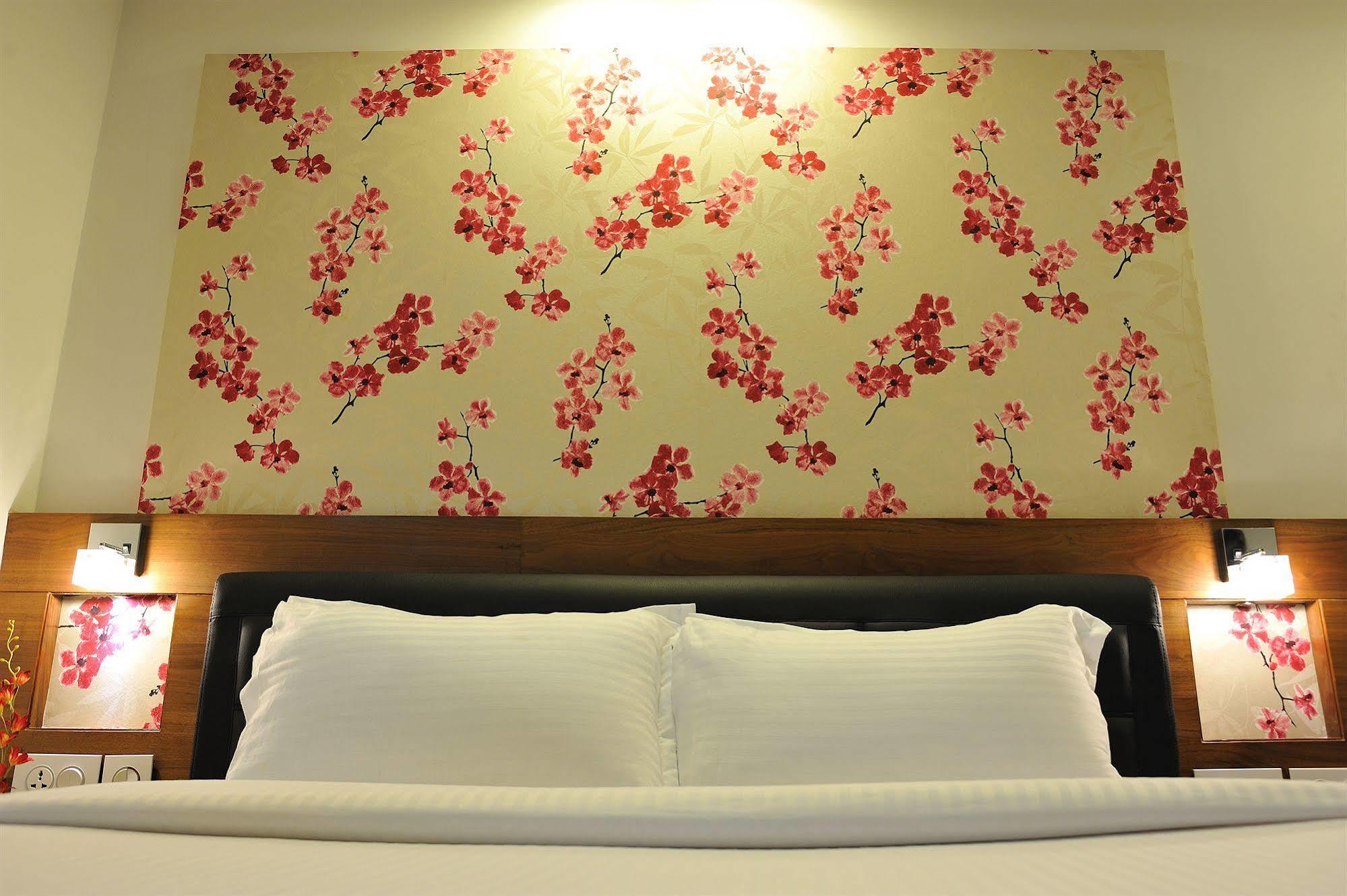 Hotel Niharika Calcutta Buitenkant foto