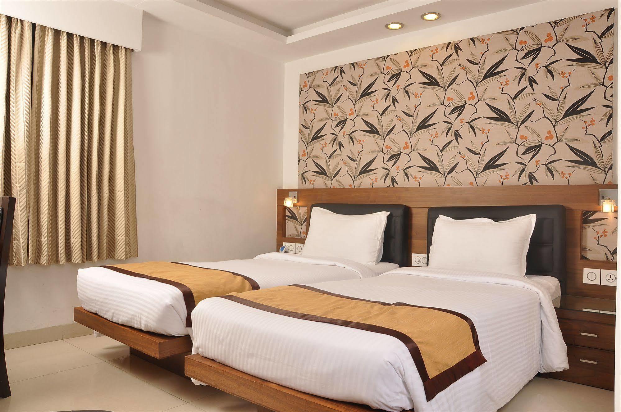Hotel Niharika Calcutta Buitenkant foto