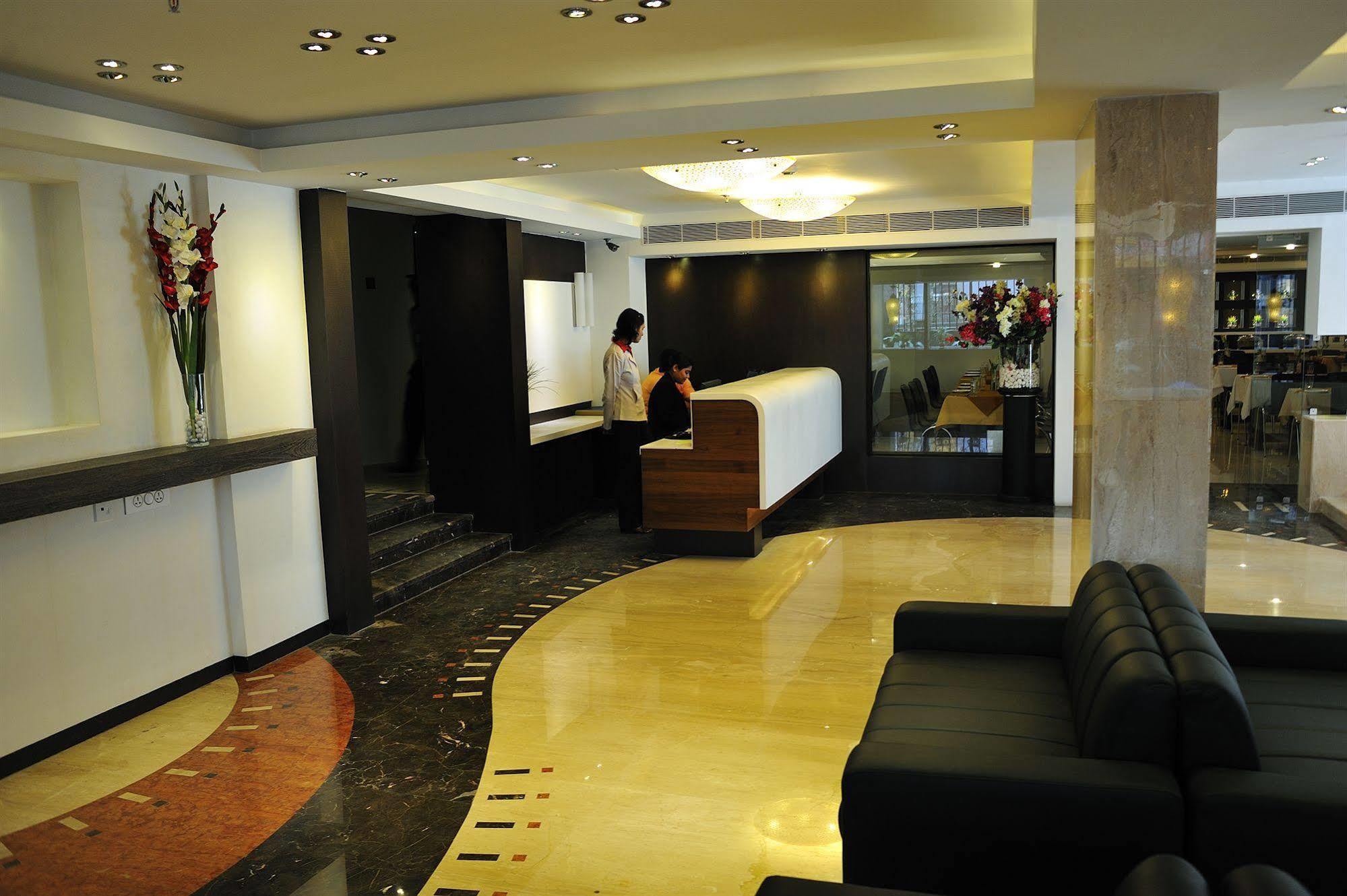 Hotel Niharika Calcutta Buitenkant foto