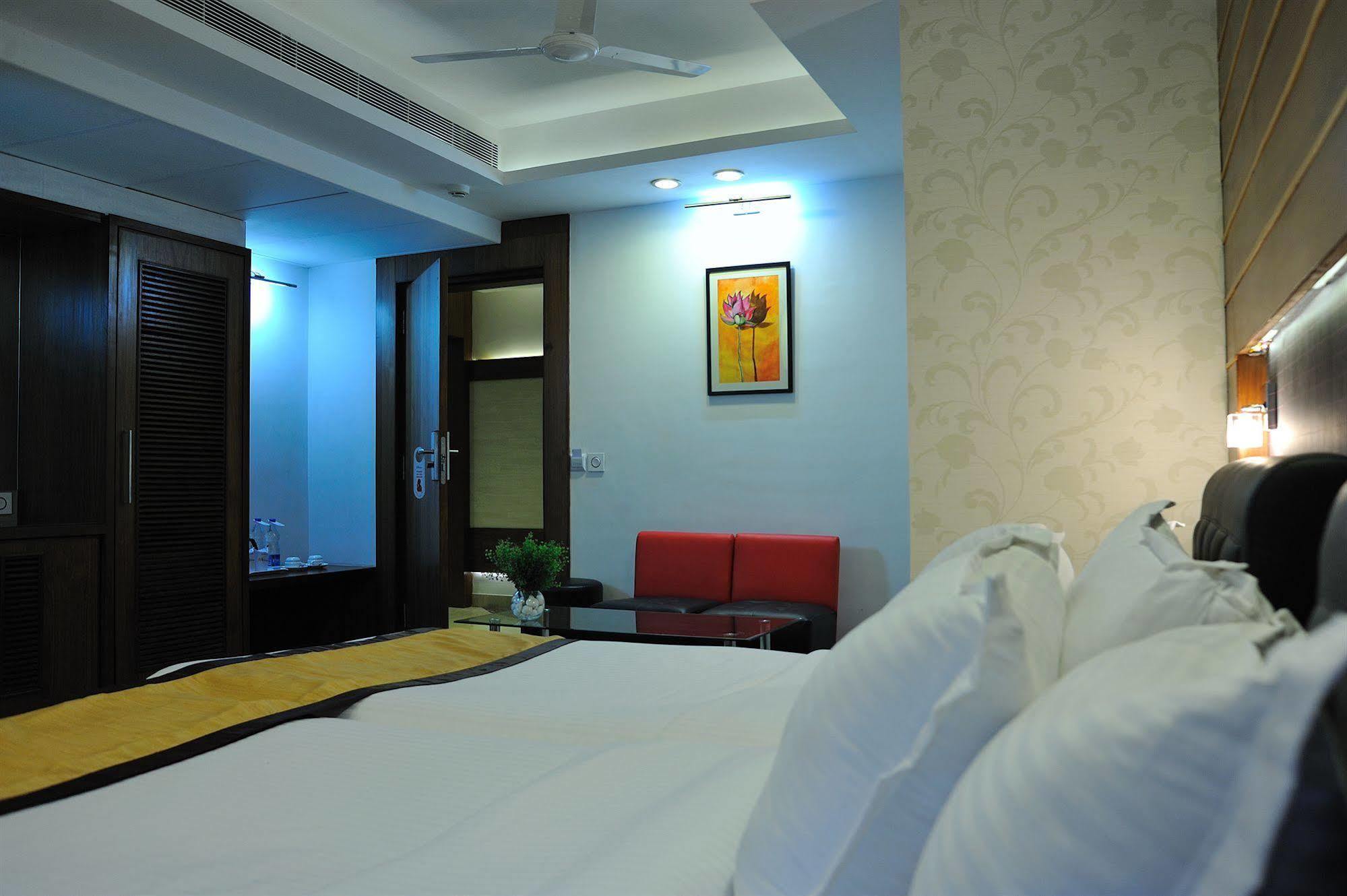 Hotel Niharika Calcutta Buitenkant foto
