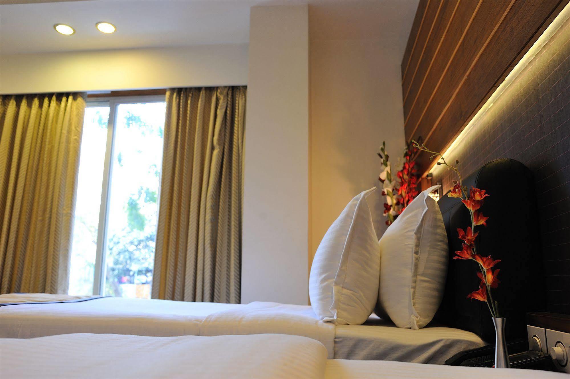 Hotel Niharika Calcutta Buitenkant foto