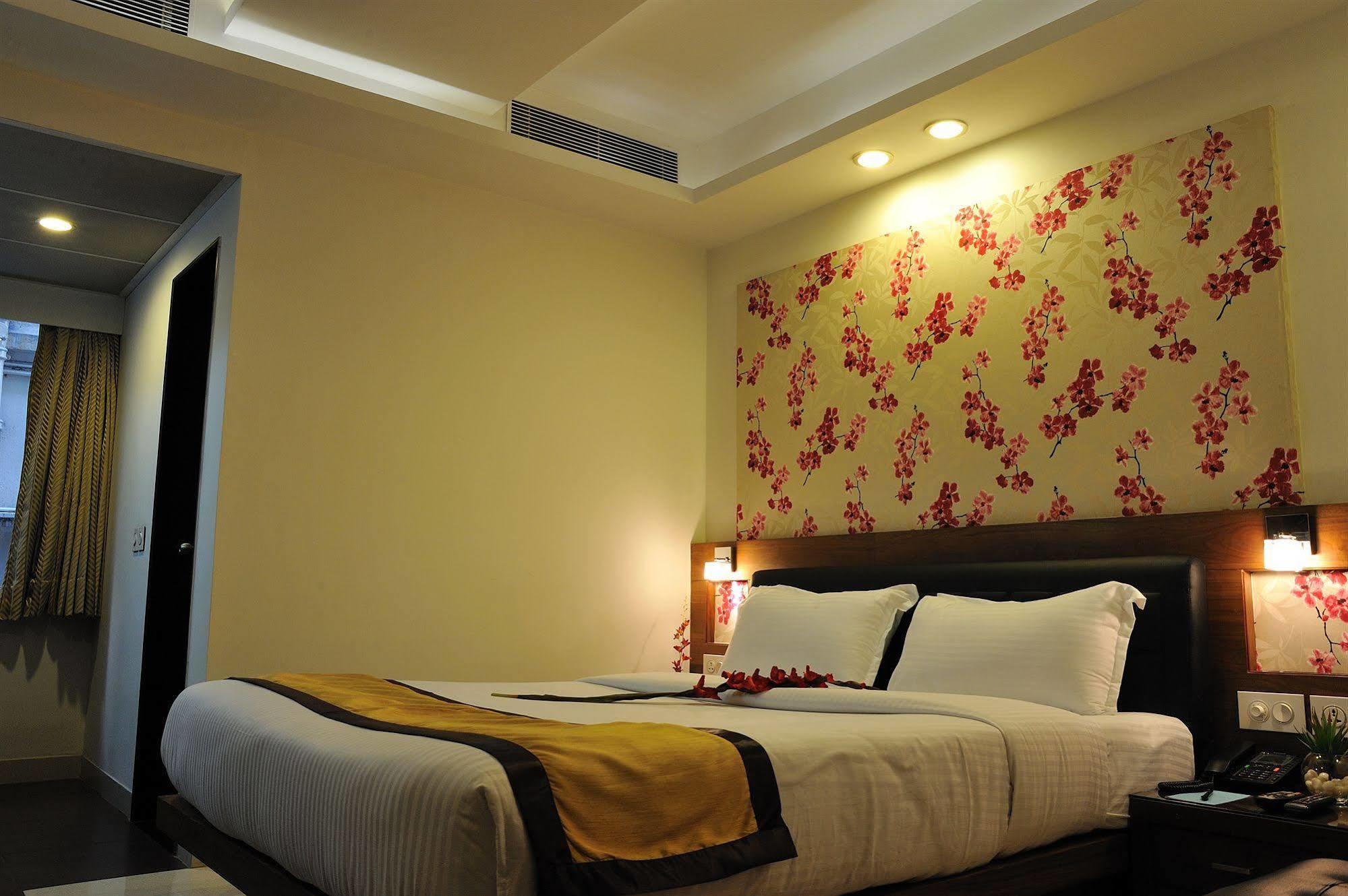 Hotel Niharika Calcutta Buitenkant foto