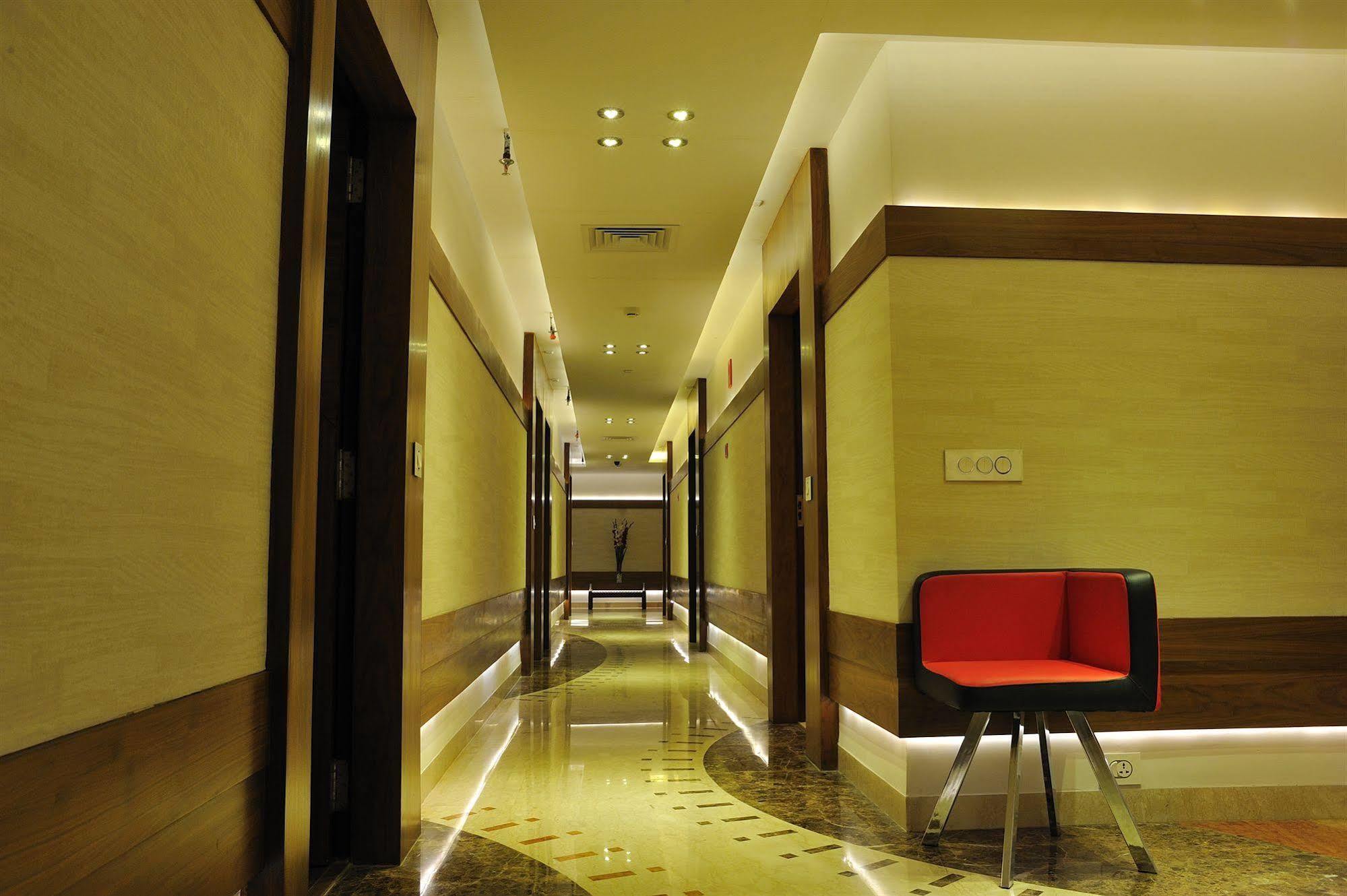 Hotel Niharika Calcutta Buitenkant foto