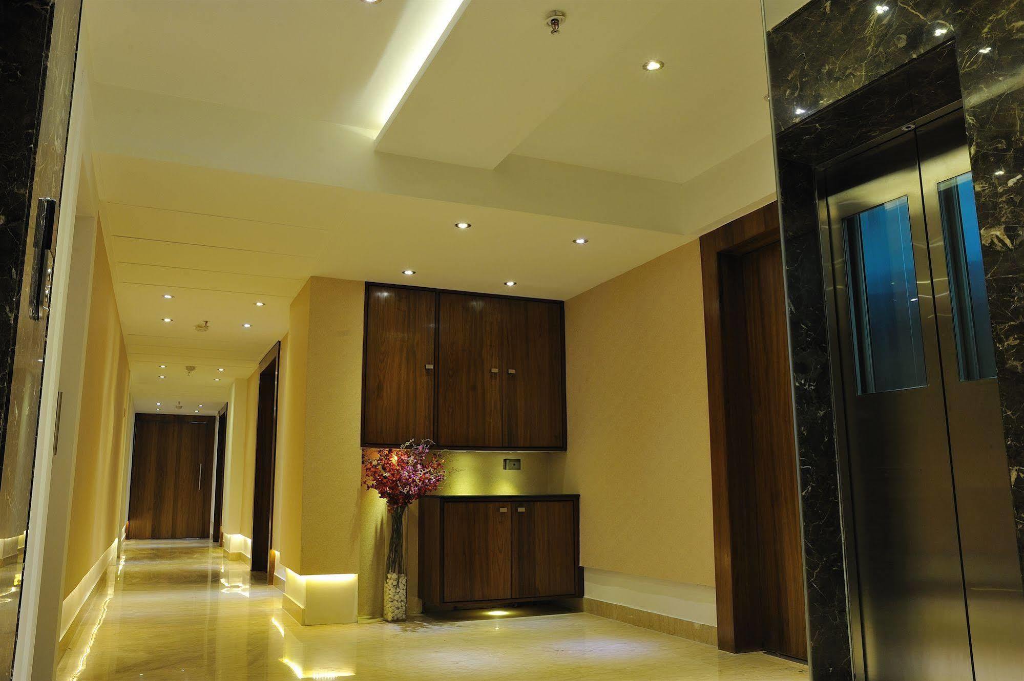Hotel Niharika Calcutta Buitenkant foto
