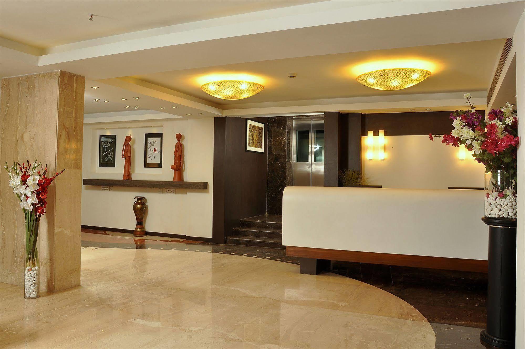 Hotel Niharika Calcutta Buitenkant foto