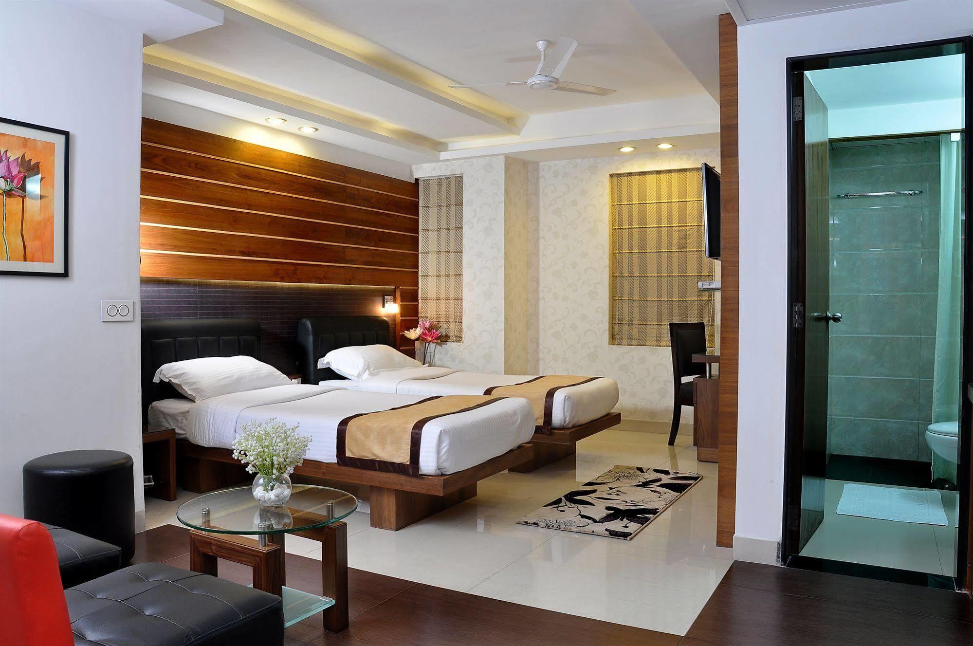 Hotel Niharika Calcutta Buitenkant foto