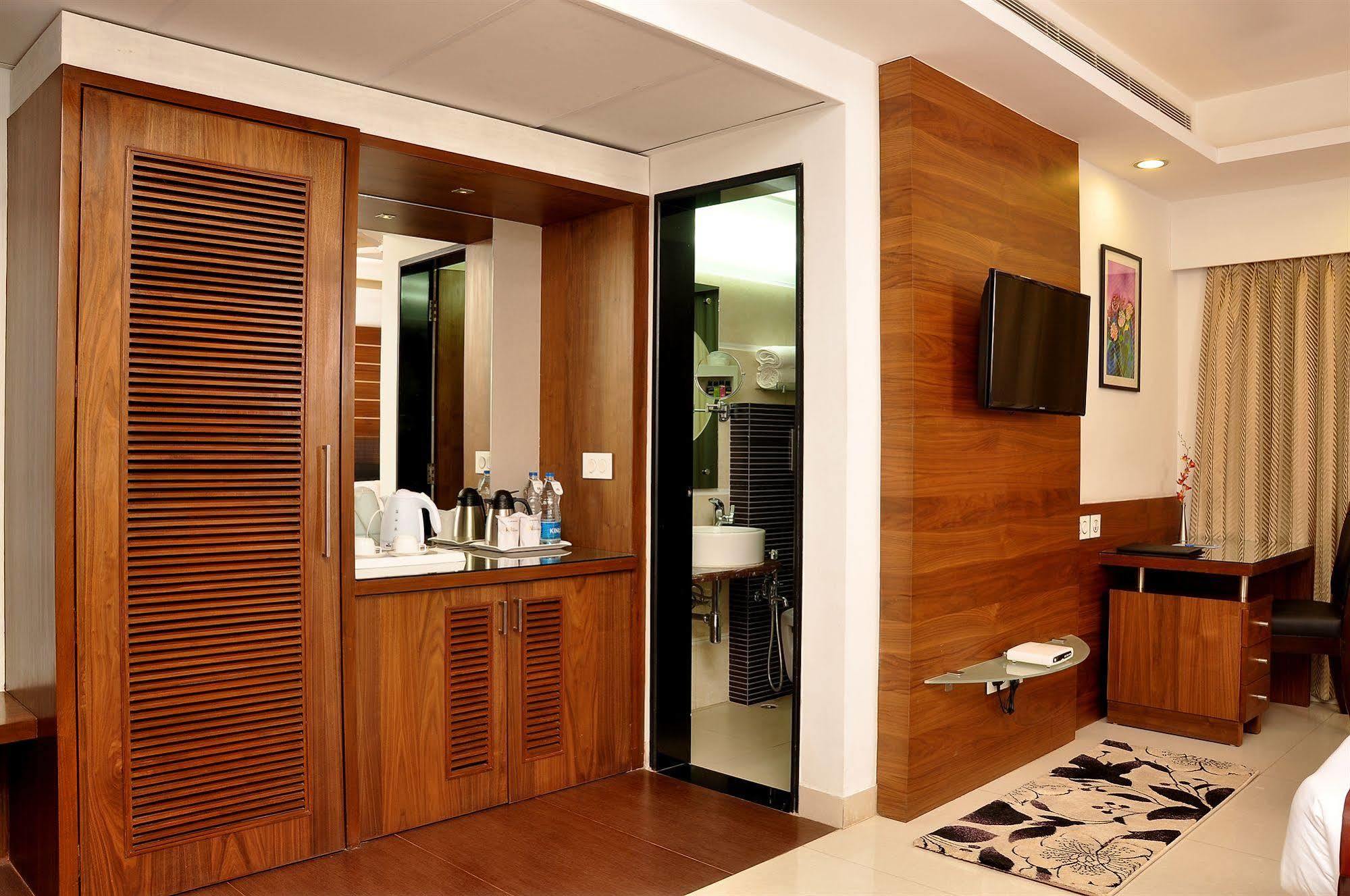 Hotel Niharika Calcutta Buitenkant foto