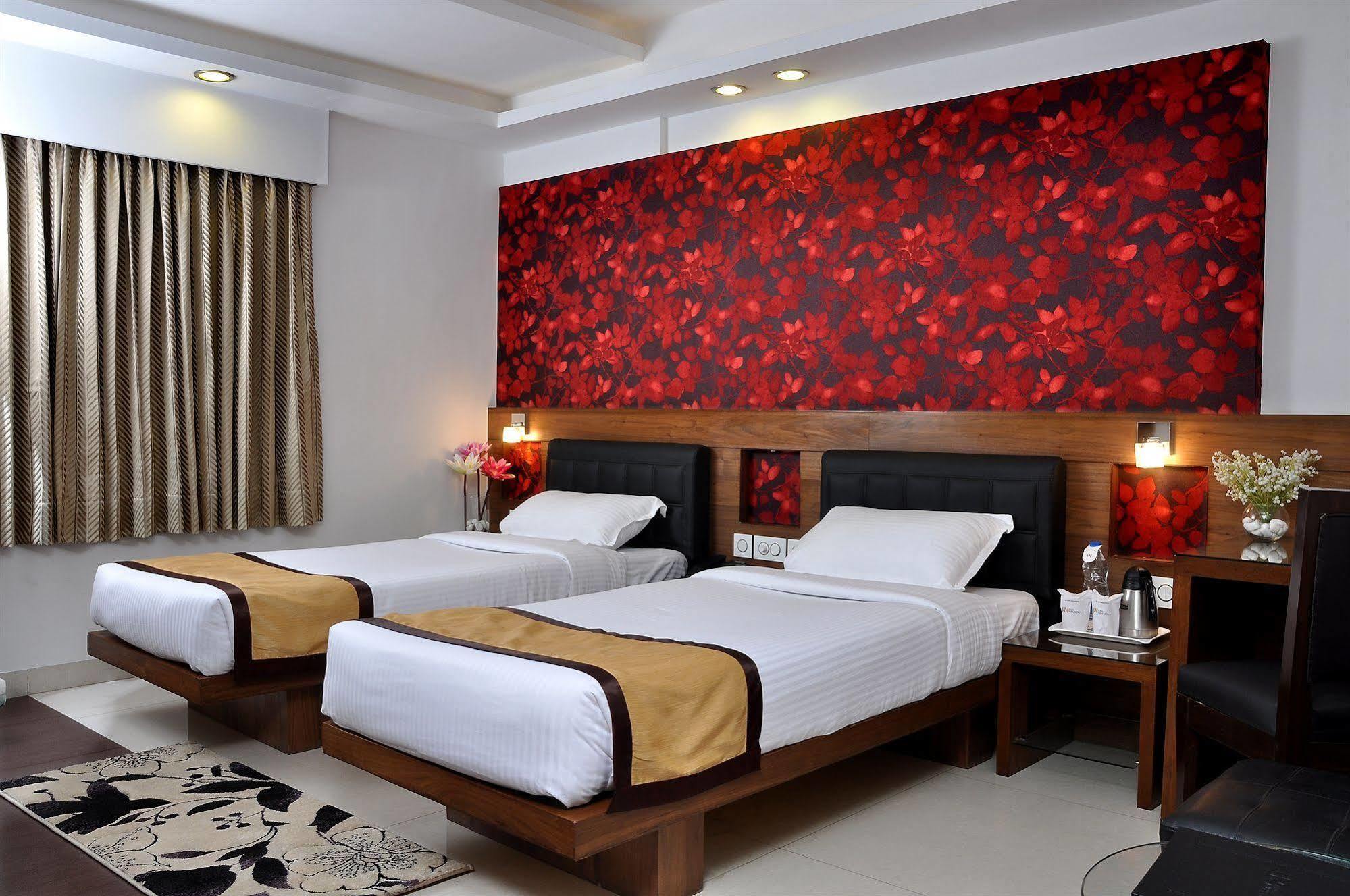 Hotel Niharika Calcutta Buitenkant foto