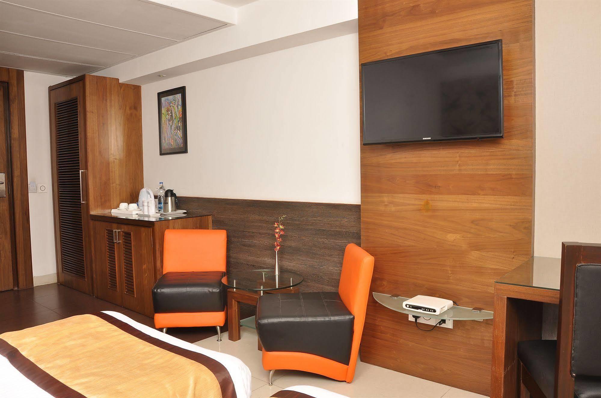 Hotel Niharika Calcutta Buitenkant foto