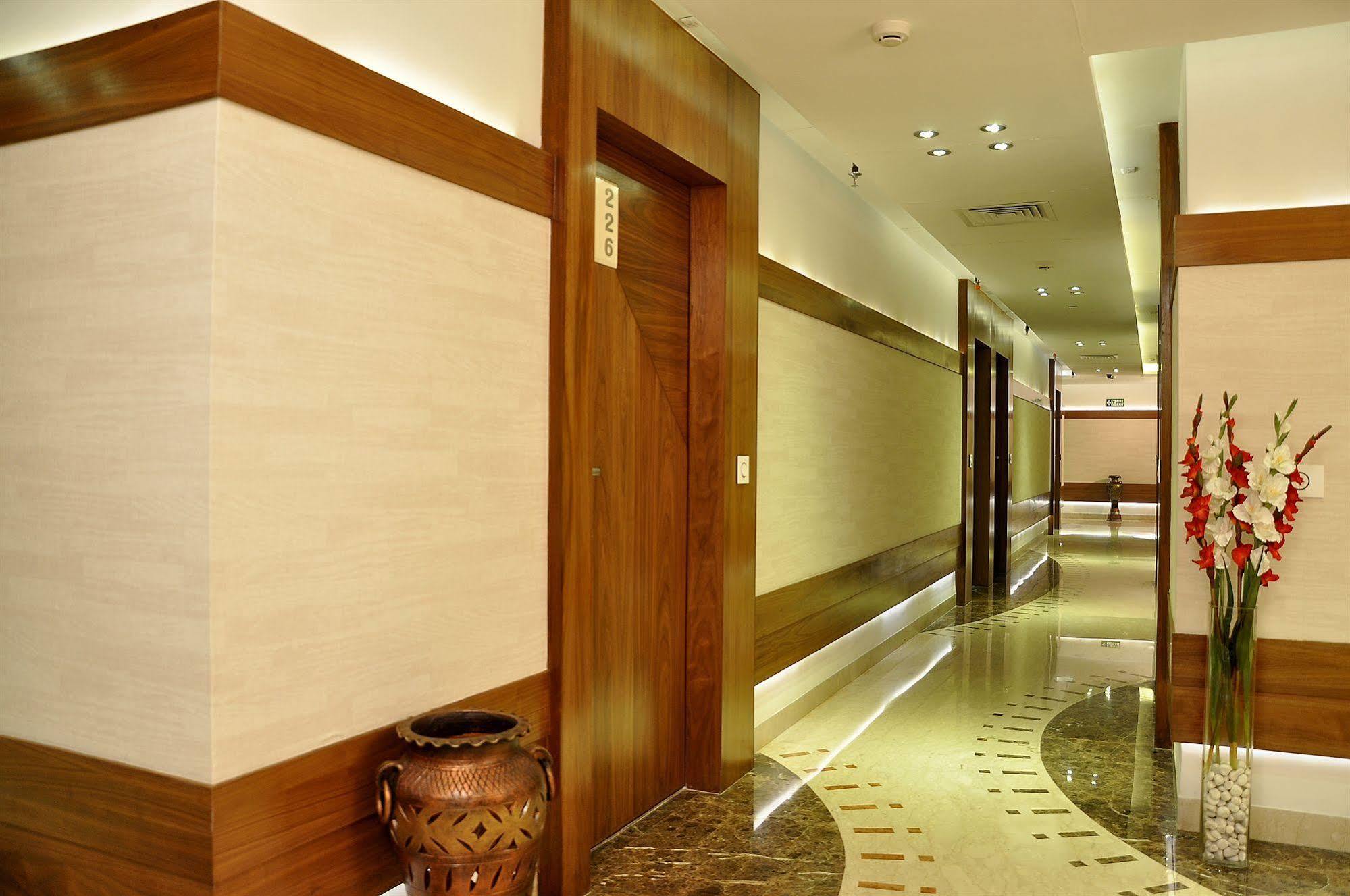 Hotel Niharika Calcutta Buitenkant foto