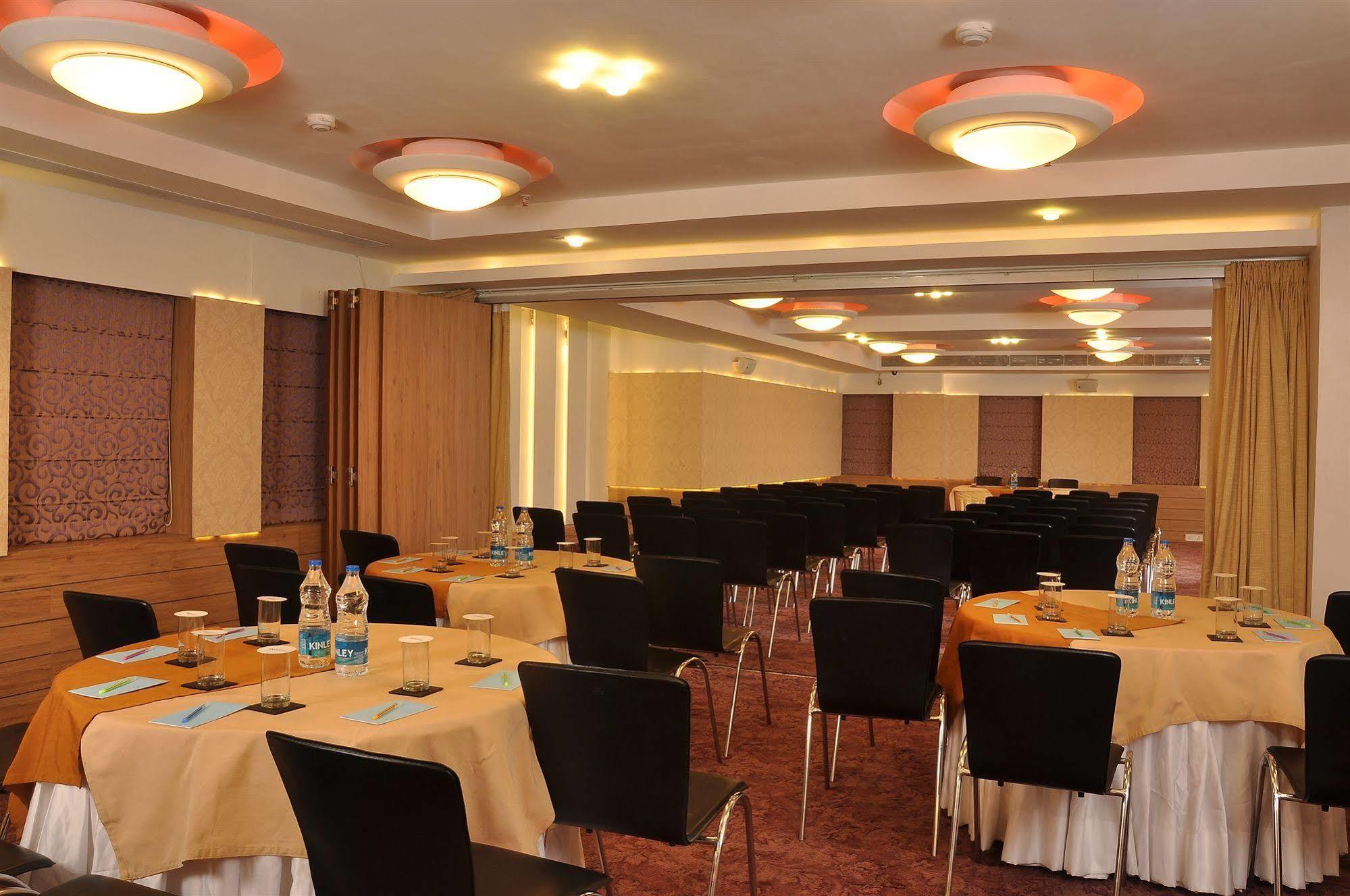 Hotel Niharika Calcutta Buitenkant foto
