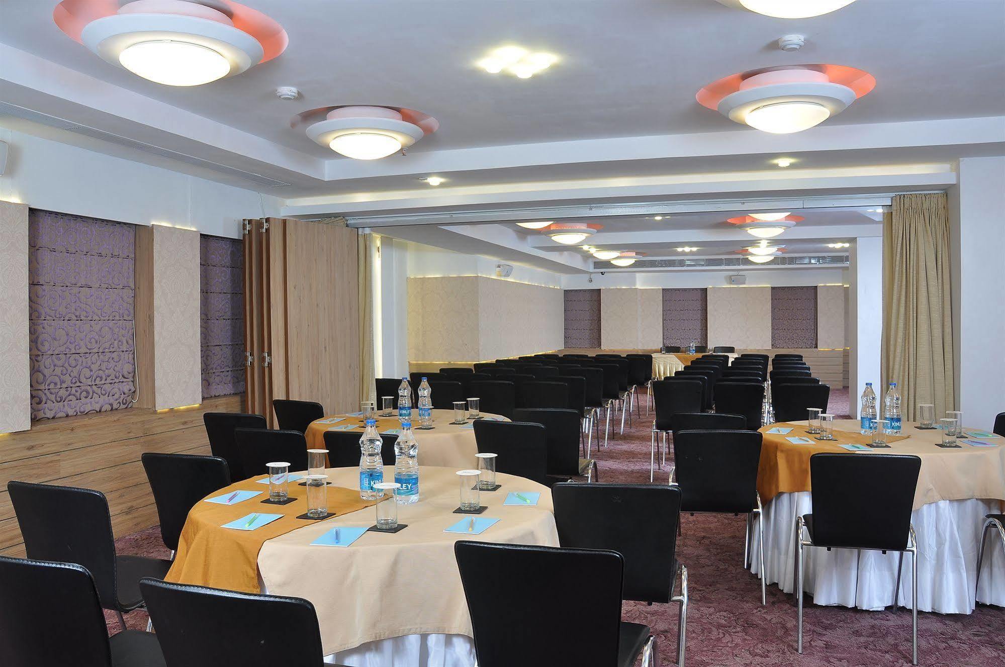 Hotel Niharika Calcutta Buitenkant foto