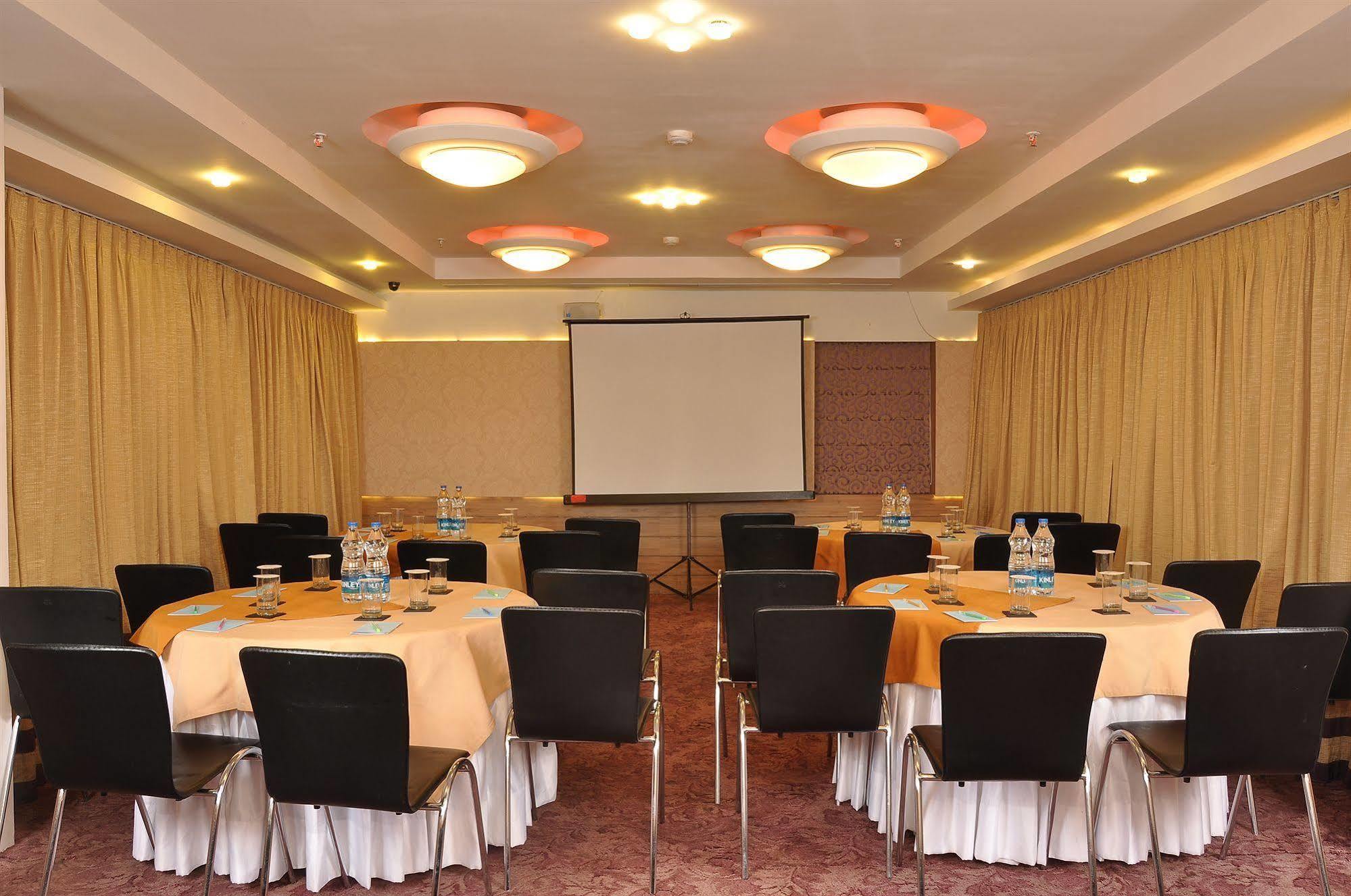 Hotel Niharika Calcutta Buitenkant foto