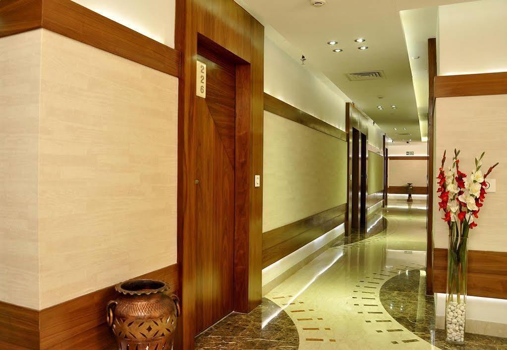 Hotel Niharika Calcutta Buitenkant foto