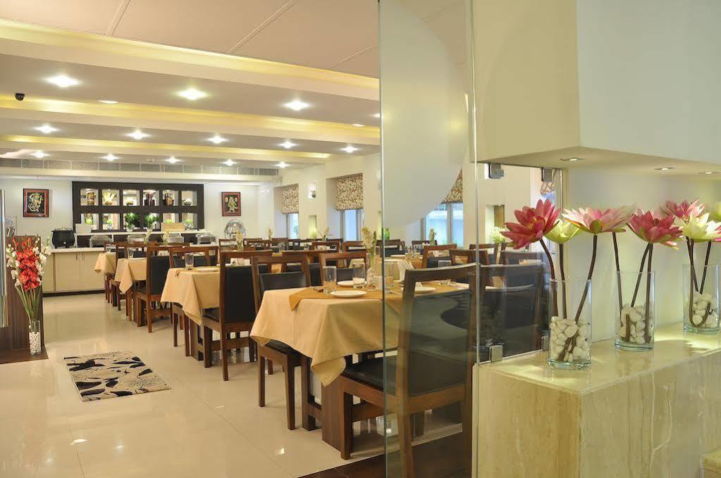Hotel Niharika Calcutta Buitenkant foto