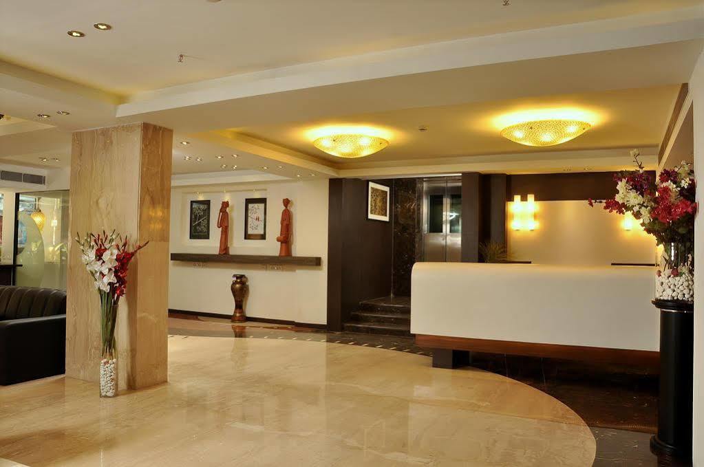 Hotel Niharika Calcutta Buitenkant foto