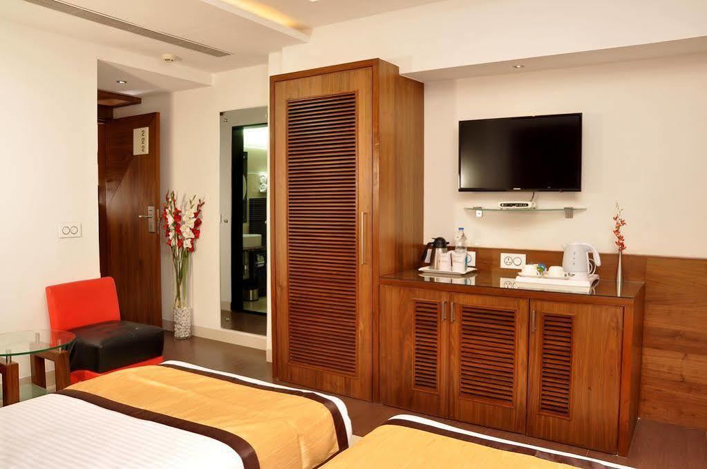 Hotel Niharika Calcutta Buitenkant foto